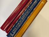 cinq livres empilés sur une table