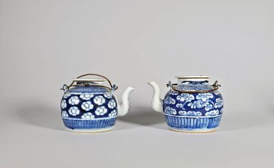 Deux petites théières en porcelaine bleu-blanc, l’une à déco…
