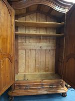 Grande armoire en bois fruitier mouluré, ouvrant par deux po… (photo 4)