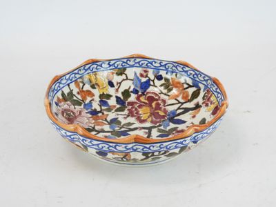 une image représentant un petit bol orné d'un motif floral