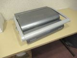 une photo d'un grille-pain posé sur un bureau dans un bureau
