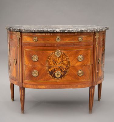 une commode ancienne avec un plateau en marbre