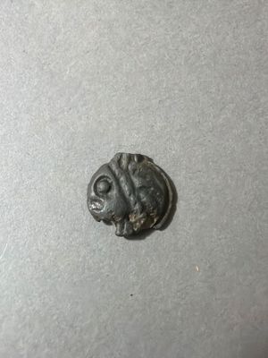 LEUQUES - Potin à la tête d’indien.