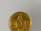 La pièce d'or représente un homme à cheval.