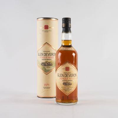 une bouteille de whisky Glendevery posée à côté d'une boîte en carton
