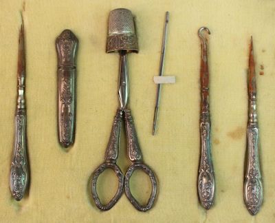 un grand nombre d'outils posés sur une table