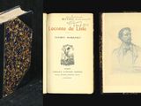 Plusieurs vieux livres sont alignés sur une surface noire