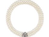 un collier de perles à trois rangs muni d'un fermoir en diamant