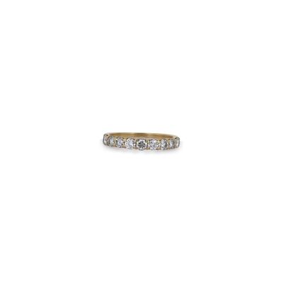 une bague en or blanc sertie de cinq diamants sur fond blanc