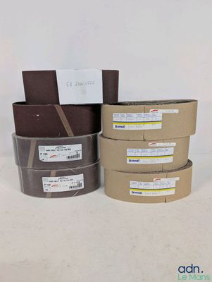 trois rouleaux de ruban adhésif marron posés les uns à côté des autres sur une table