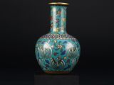 un vase bleu posé sur un socle noir, devant un fond noir