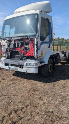 un camion garé sur la terre battue dans le champ