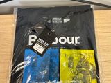 un gros plan sur un sac de vêtements posé sur une table