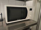 un micro-ondes posé sur un comptoir dans une cuisine