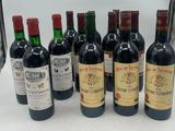 plusieurs bouteilles de vin sont alignées sur une table