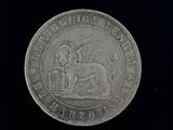 une vieille pièce d'argent représentant un lion sur fond noir