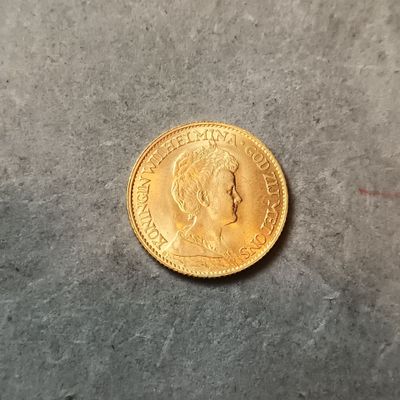 une pièce d'or avec l'image d'une femme dessus