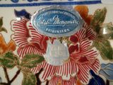 un gros plan d'une assiette sur laquelle sont disposées des fleurs et une médaille