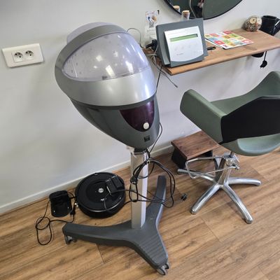 un sèche-cheveux posé sur une chaise à côté d'un bureau