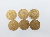 six souverains d'or britanniques différents sur fond blanc
