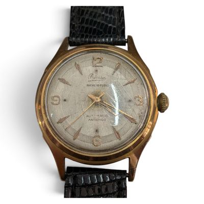 gros plan d'une montre-bracelet en or sur fond blanc