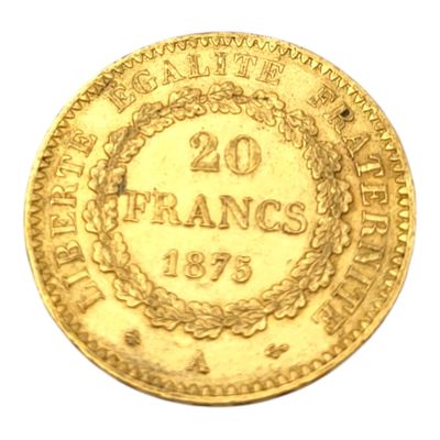 Gros plan sur une pièce d'or ornée d'une couronne.