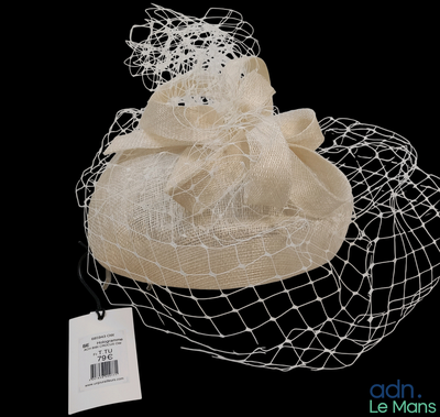 un chapeau blanc orné d'un voile et d'une étiquette