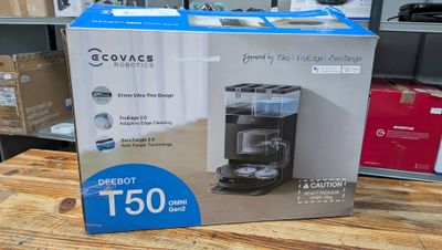 La boîte d'une cafetière est posée sur une table dans un magasin.