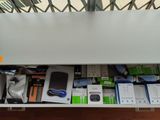 une table sur laquelle se trouvent de nombreux appareils électroniques