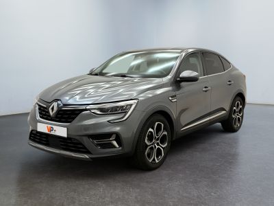 une Renault Kad SUV grise garée dans un showroom