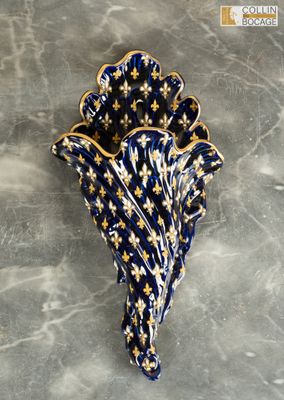 broche en forme de parapluie bleu et or à motifs d'étoiles, posée sur une surface en marbre