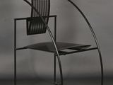 une chaise noire avec une structure en métal et une assise noire