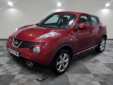 Le SUV Nissan Juke rouge est garé dans le garage.