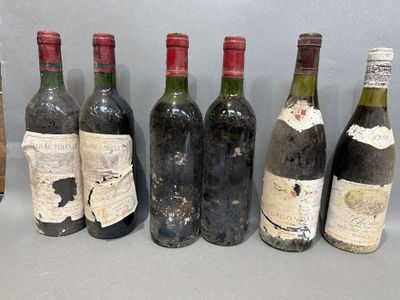 plusieurs bouteilles de vin sont alignées sur une table