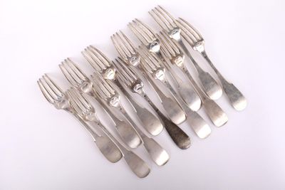 tout un tas de fourchettes posées sur une table