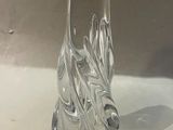un salière et une poivrière en verre posées sur une table