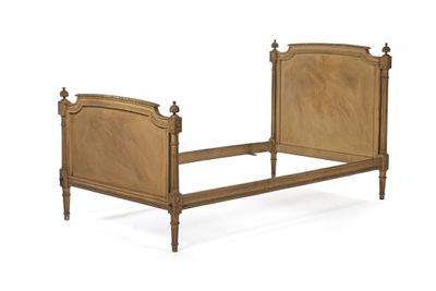 une image d'un lit avec une tête et un pied de lit en bois