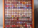 une image d'une photo d'une photo d'un présentoir de capsules de bouteilles