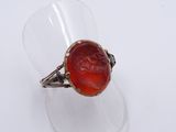 l'image d'une bague contenant une pierre rouge