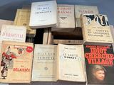 plusieurs livres sont empilés sur une table