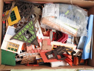 une boîte en carton remplie de jouets assortis et d'autres objets