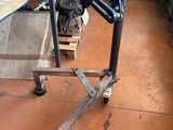 une photo d'un établi dans un atelier, avec des outils