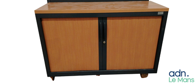 une petite armoire surmontée d'un miroir