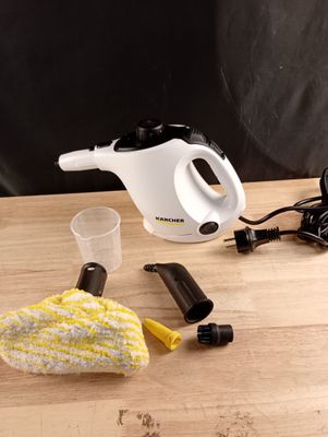 un mixeur plongeant blanc et noir posé sur une table en bois