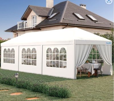 une tente blanche installée dans l'herbe