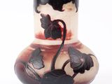 un vase orné d'un motif en noir et blanc