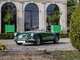 une photo d'une voiture de sport verte garée devant un immeuble