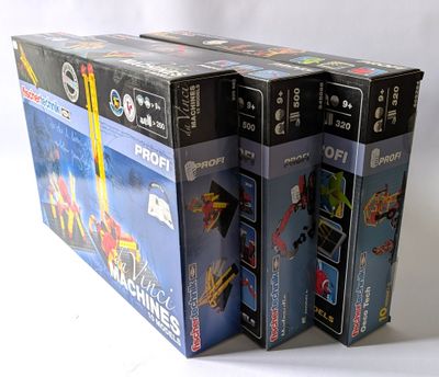 trois boîtes de legos posées sur une surface blanche