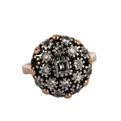 un gros plan d'une bague sertie d'un diamant noir et blanc sur fond blanc