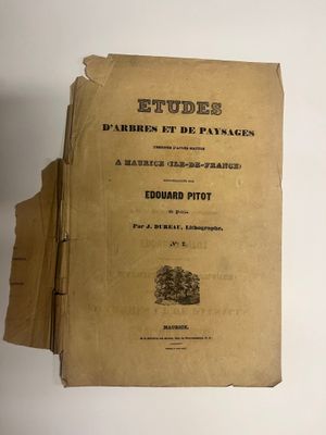 une pile de livres posée sur une table